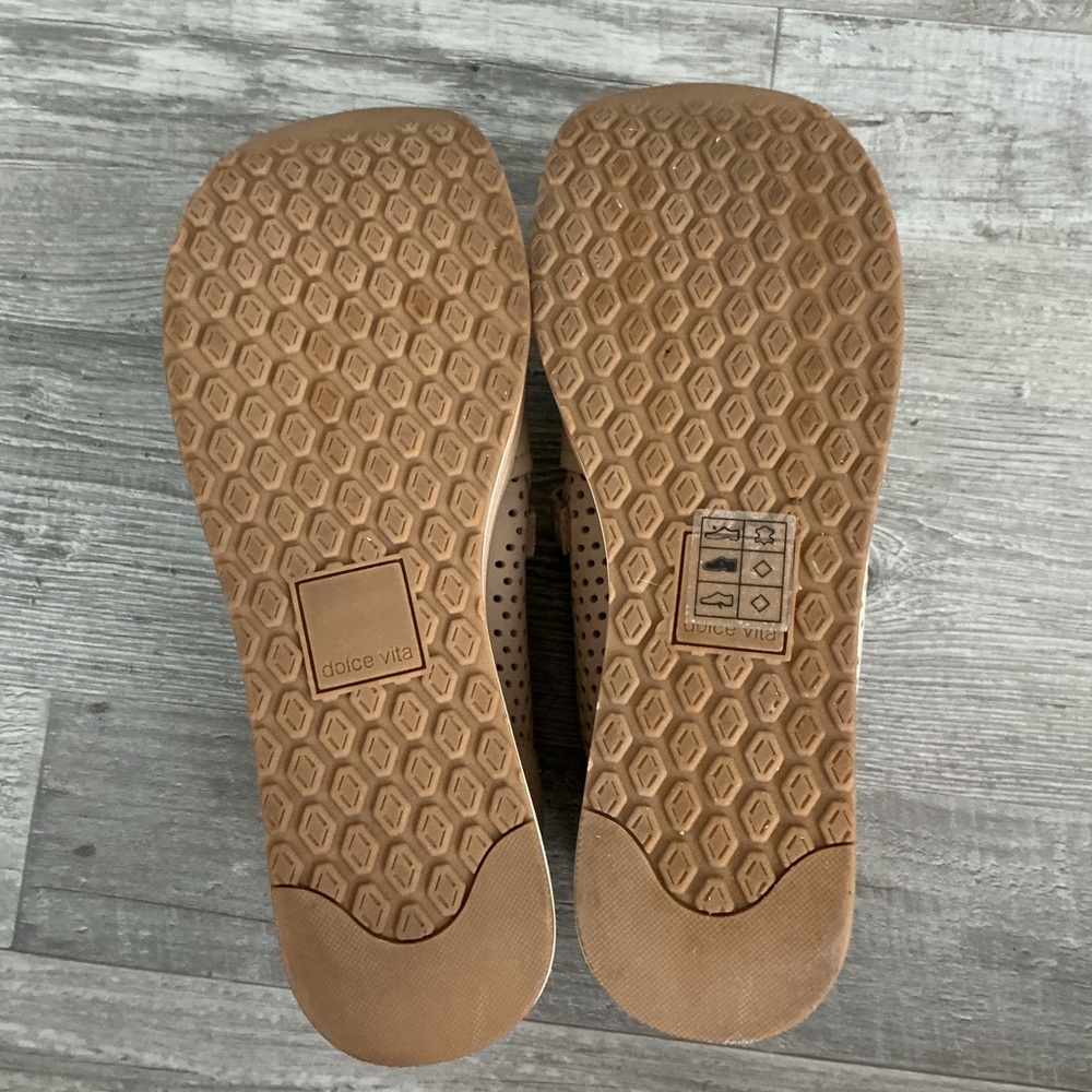 DOLCE VITA JHENEE PERFORATED
SNEAKERS- SAND NUBUCK - Picture 4 of 6